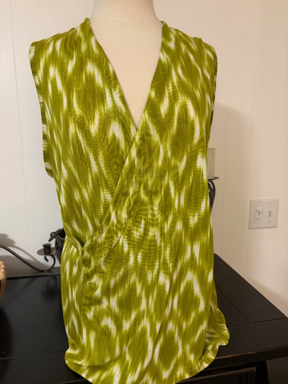 Liz Claiborne Women's Faux Wrap Sleeveless Tunic Top – Green & White Abstract XL